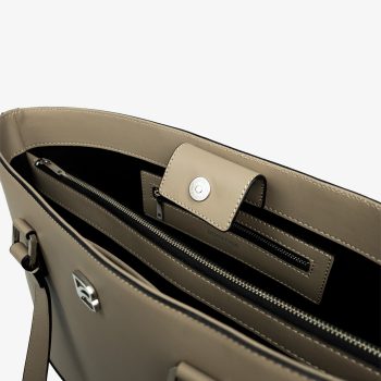 bonatina-bolso-cuero-calidad-lucrecia-grande-vison-detalle-173.jpg Bolso de cuero de calidad Bonatina, modelo Lucrecia, tamaño grande, color visón, vista de detalle