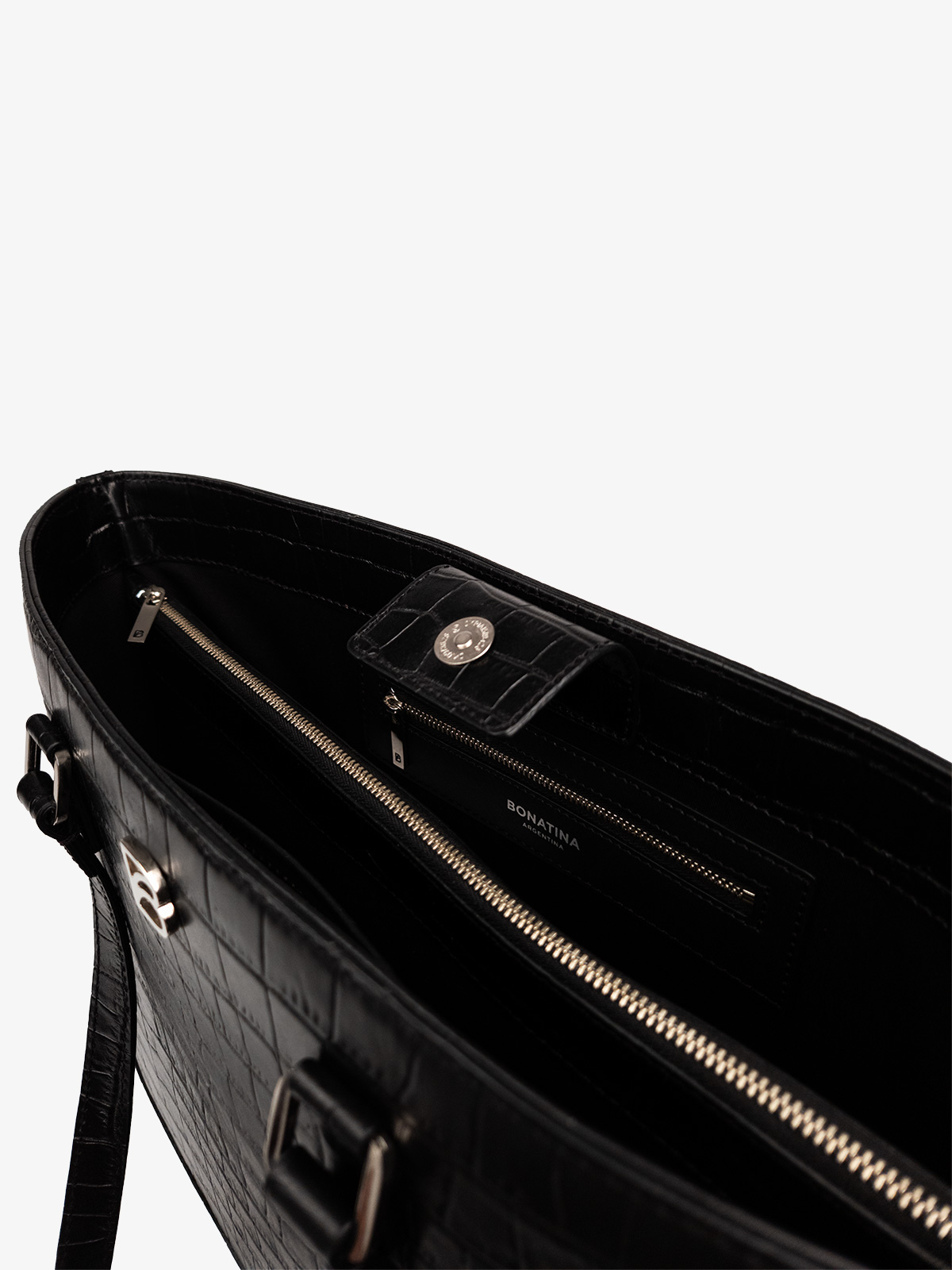 bonatina-bolso-cuero-croco-negro-lucrecia-grande-cuero-artesanal-detalle-171.jpg Bolso Bonatina de cuero croco negro de cuero artesanal, modelo Lucrecia, tamaño grande , vista de detalle
