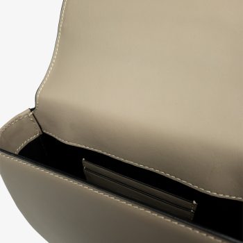 bonatina-cartera-autor-argentina-emma-mini-vison-detalle-95.jpg Cartera de autor argentina Bonatina, modelo Emma, tamaño mini, color visón, vista de detalle