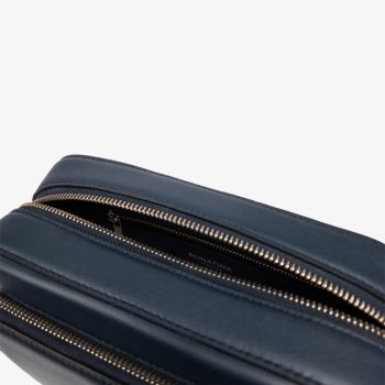 bonatina-cartera-autor-argentina-jana-pequena-azul-detalle-86.jpg Cartera de autor argentina Bonatina, modelo Jana, tamaño pequeño, color azul, vista de detalle