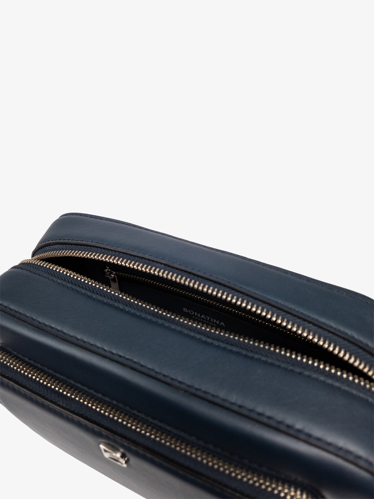bonatina-cartera-autor-argentina-jana-pequena-azul-detalle-86.jpg Cartera de autor argentina Bonatina, modelo Jana, tamaño pequeño, color azul, vista de detalle
