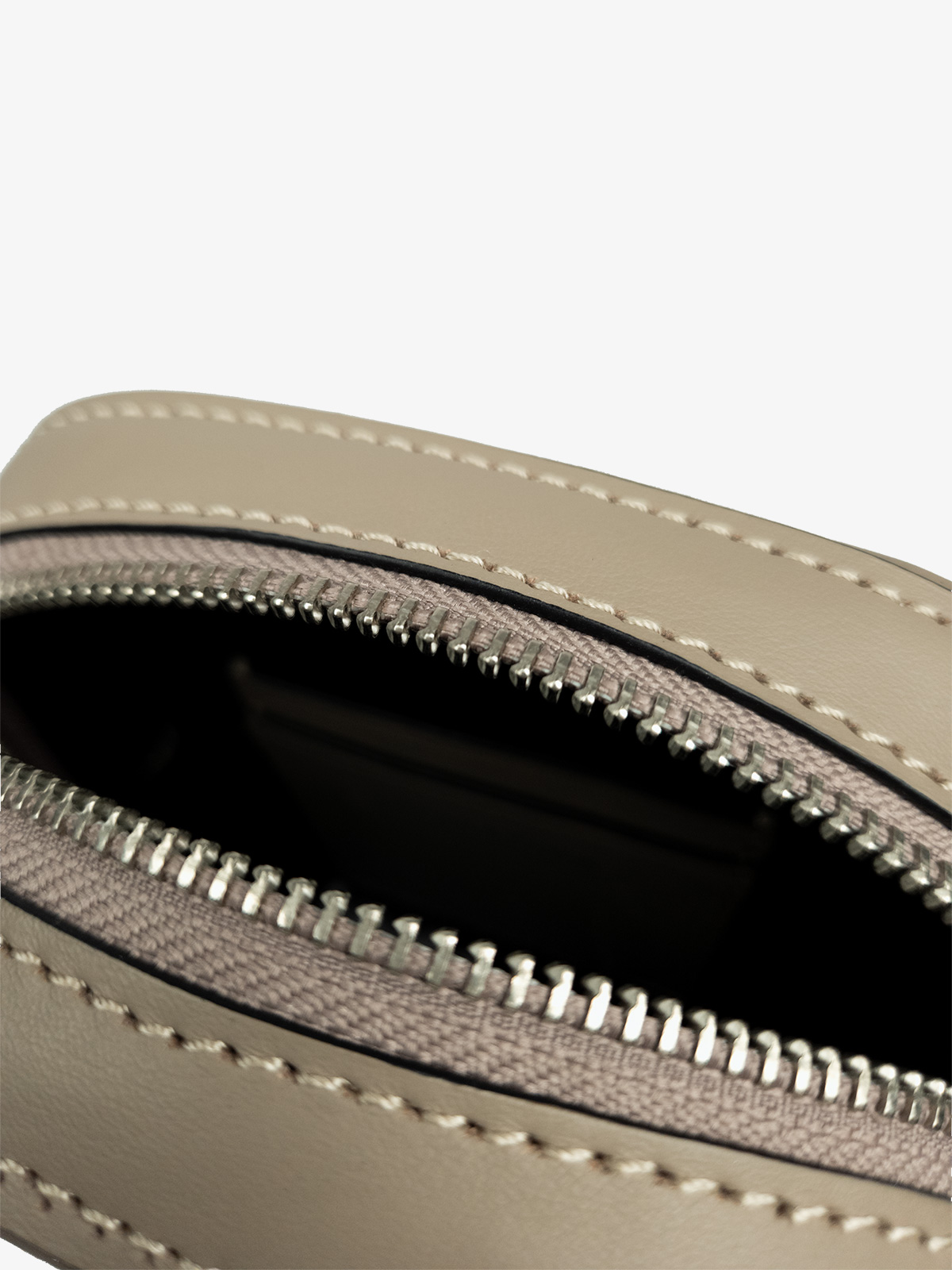 bonatina-cartera-autor-argentina-paula-mini-vison-detalle-124.jpg.jpg Cartera de autor argentina Bonatina, modelo Paula, tamaño mini, color visón, vista de detalle