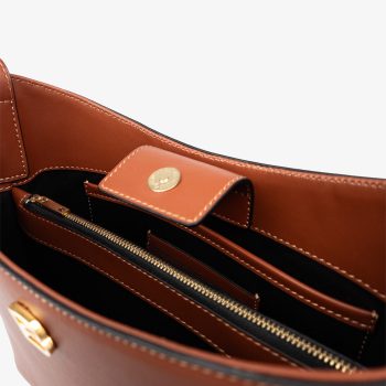 bonatina-cartera-cuero-argentino-clara-mediana-alta-suela-detalle-133.jpg Cartera de cuero argentino Bonatina,modelo Clara, tamaño mediana alta, color suela, vista de detalle