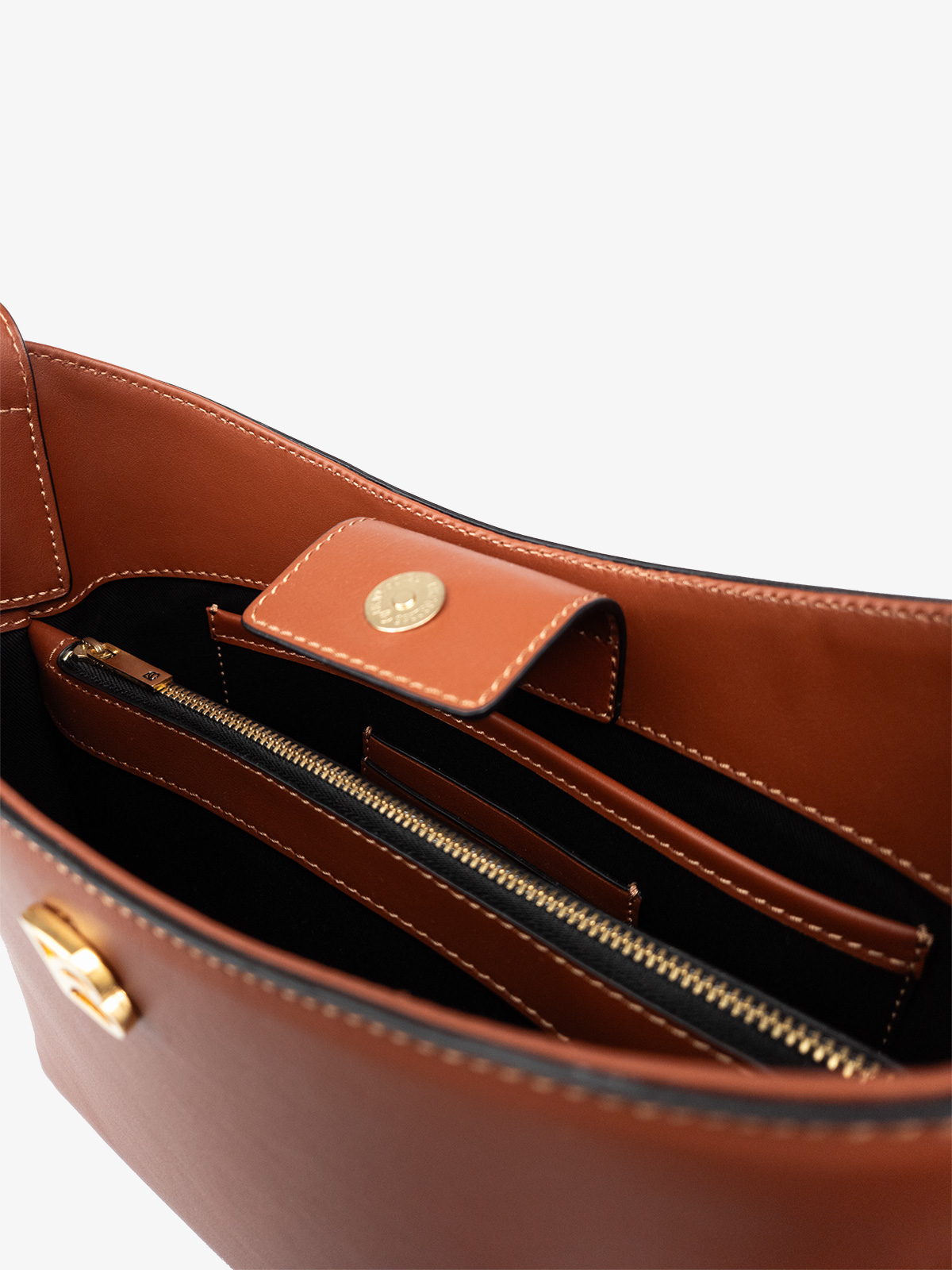 bonatina-cartera-cuero-argentino-clara-mediana-alta-suela-detalle-133.jpg Cartera de cuero argentino Bonatina,modelo Clara, tamaño mediana alta, color suela, vista de detalle