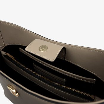 bonatina-cartera-cuero-argentino-clara-mediana-alta-vison-detalle-134.jpg Cartera de cuero argentino Bonatina, modelo Clara, tamaño mediana alta, color visón, vista de detalle