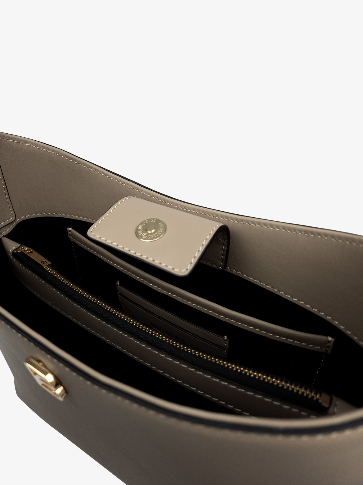 bonatina-cartera-cuero-argentino-clara-mediana-alta-vison-detalle-134.jpg Cartera de cuero argentino Bonatina, modelo Clara, tamaño mediana alta, color visón, vista de detalle