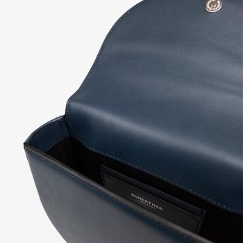 bonatina-cartera-cuero-argentino-emma-mini-azul-detalle-94.jpg Cartera de cuero argentino Bonatina, modelo Emma, tamaño mini, color azul, vista de detalle