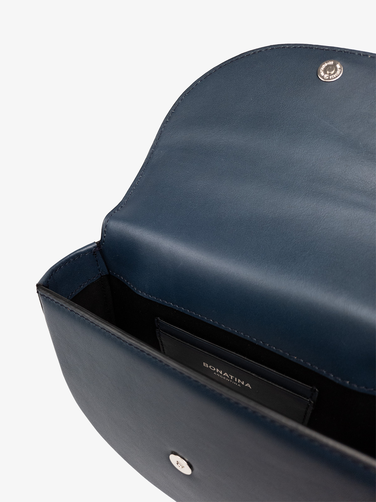 bonatina-cartera-cuero-argentino-emma-mini-azul-detalle-94.jpg Cartera de cuero argentino Bonatina, modelo Emma, tamaño mini, color azul, vista de detalle