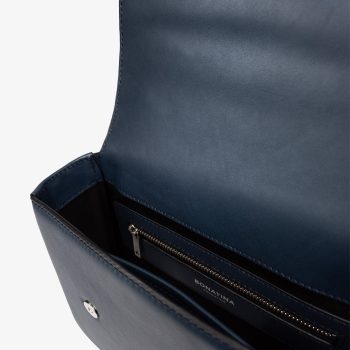 bonatina-cartera-cuero-argentino-martina-pequena-azul-detalle-63.jpg Cartera de cuero argentino Bonatina, modelo Martina, tamaño pequeño, color azul, vista de detalle