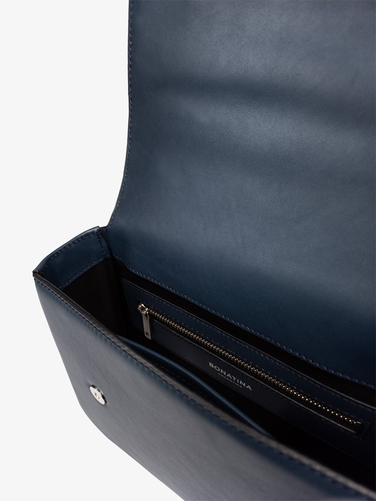 bonatina-cartera-cuero-argentino-martina-pequena-azul-detalle-63.jpg Cartera de cuero argentino Bonatina, modelo Martina, tamaño pequeño, color azul, vista de detalle