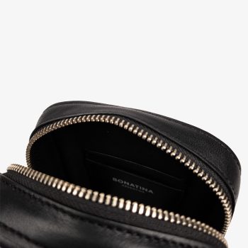 bonatina-cartera-cuero-argentino-paula-mini-negro-detalle-123.jpg.jpg Cartera de cuero argentino Bonatina,modelo Paula,tamaño mini,color negro,vista de detalle