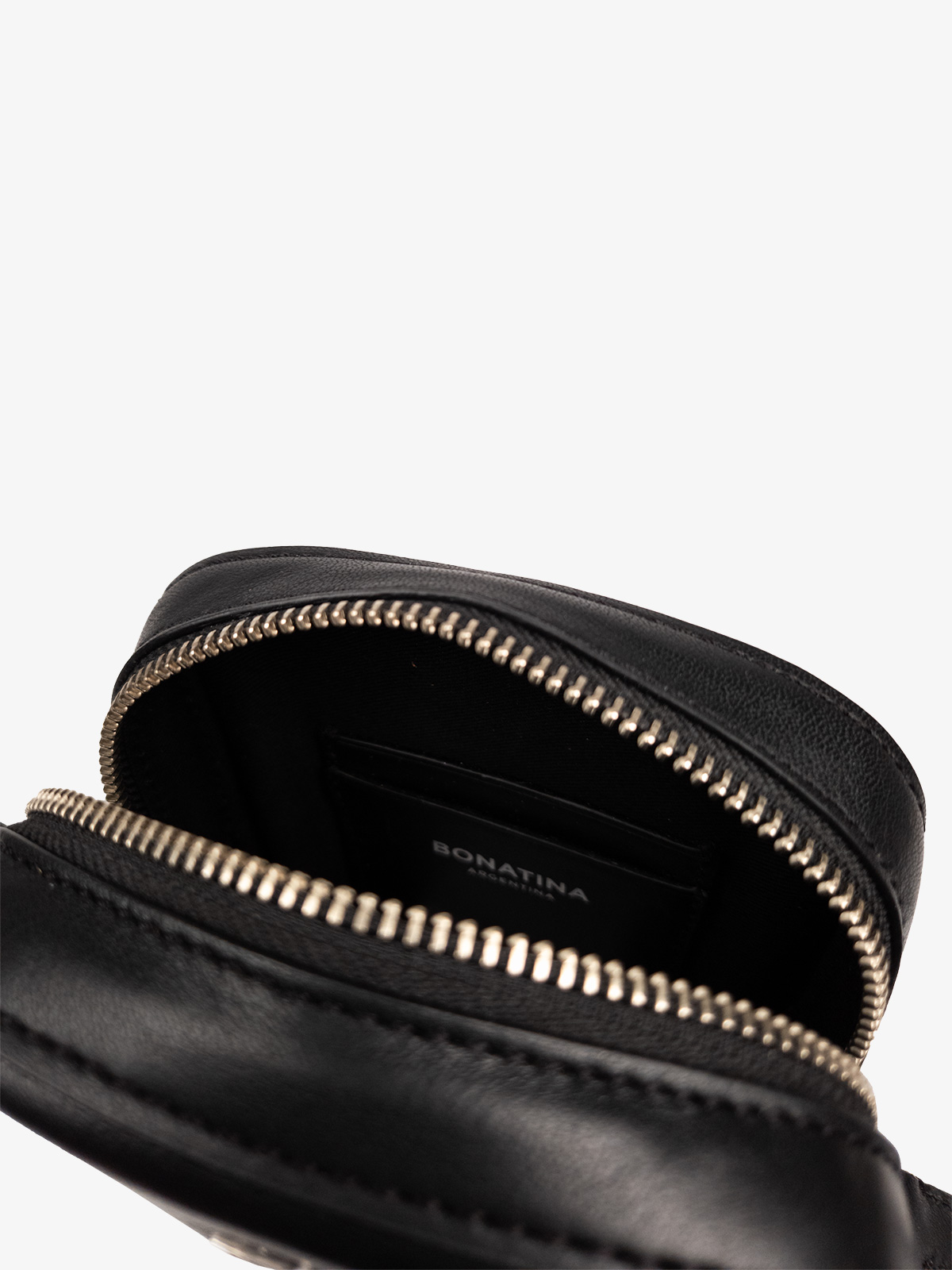 bonatina-cartera-cuero-argentino-paula-mini-negro-detalle-123.jpg.jpg Cartera de cuero argentino Bonatina,modelo Paula,tamaño mini,color negro,vista de detalle