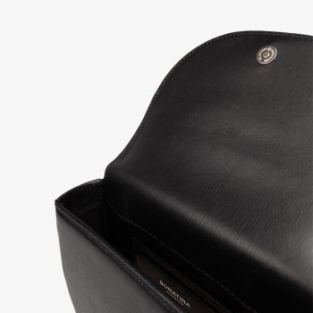 bonatina-cartera-cuero-artesanal-emma-mini-negro-detalle-91.jpg Cartera de cuero artesanal Bonatina, modelo Emma, tamaño mini, color negro, vista de detalle