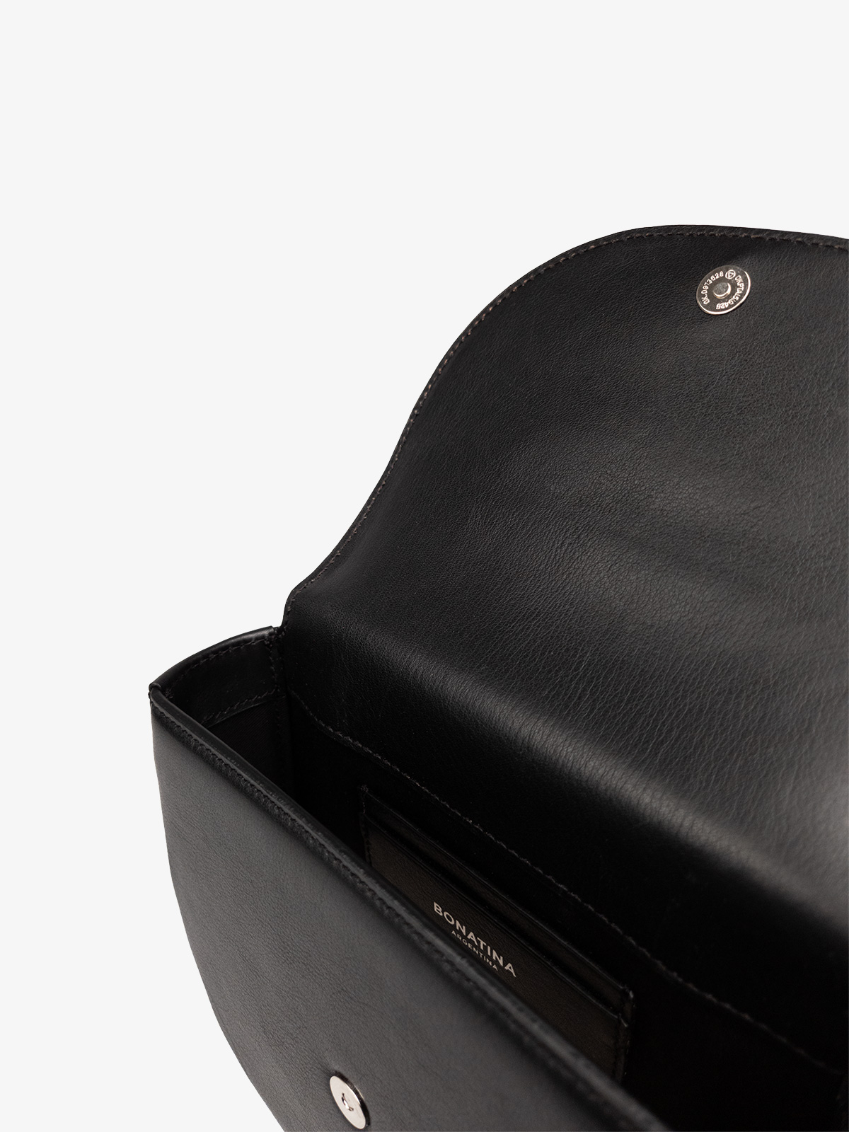 bonatina-cartera-cuero-artesanal-emma-mini-negro-detalle-91.jpg Cartera de cuero artesanal Bonatina, modelo Emma, tamaño mini, color negro, vista de detalle