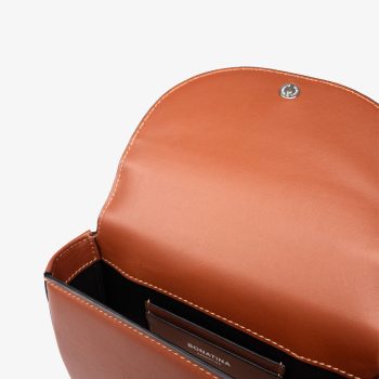 bonatina-cartera-cuero-artesanal-emma-mini-suela-detalle-92.jpg Cartera de cuero artesanal Bonatina, modelo Emma, tamaño mini, color suela, vista de detalle