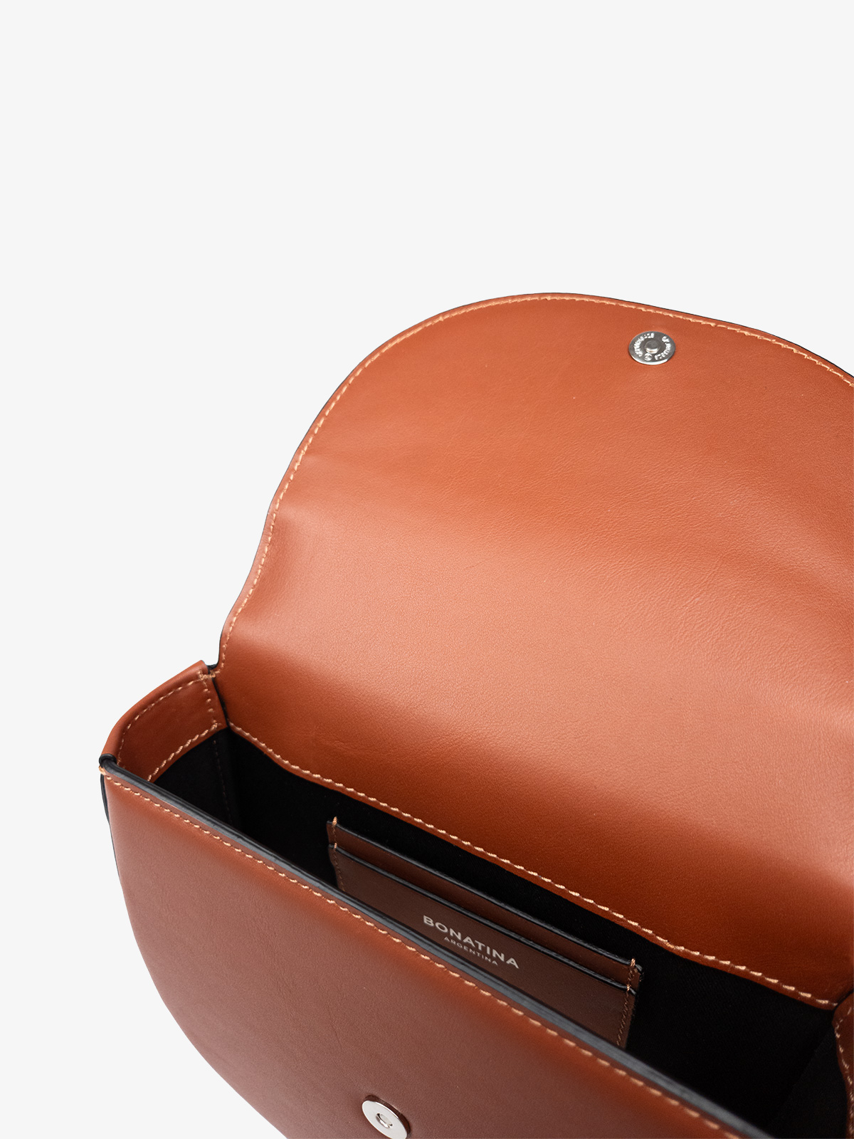 bonatina-cartera-cuero-artesanal-emma-mini-suela-detalle-92.jpg Cartera de cuero artesanal Bonatina, modelo Emma, tamaño mini, color suela, vista de detalle