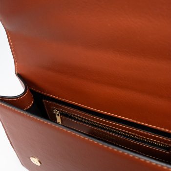 bonatina-cartera-cuero-artesanal-julia-pequena-suela-detalle-11.jpg Cartera de cuero artesanal Bonatina, modelo Julia, tamaño pequeño, color suela, vista de detalle