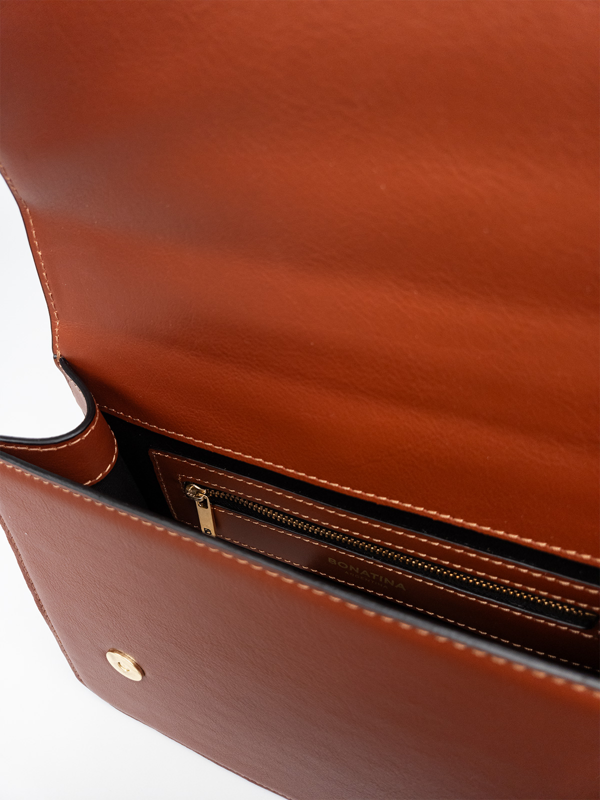 bonatina-cartera-cuero-artesanal-julia-pequena-suela-detalle-11.jpg Cartera de cuero artesanal Bonatina, modelo Julia, tamaño pequeño, color suela, vista de detalle