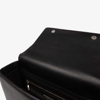 bonatina-cartera-cuero-artesanal-martina-pequena-negro-detalle-61.jpg Cartera de cuero artesanal Bonatina, modelo Martina, tamaño pequeño, color negro, vista de detalle