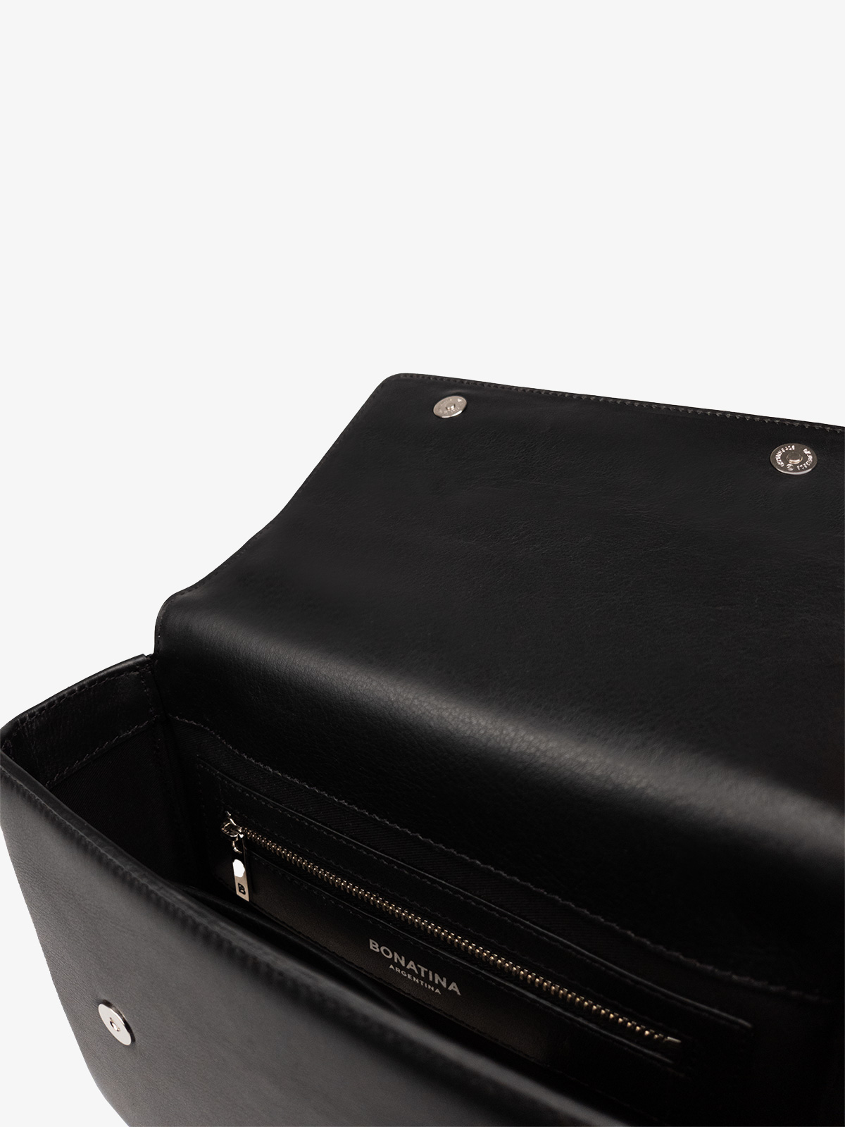bonatina-cartera-cuero-artesanal-martina-pequena-negro-detalle-61.jpg Cartera de cuero artesanal Bonatina, modelo Martina, tamaño pequeño, color negro, vista de detalle