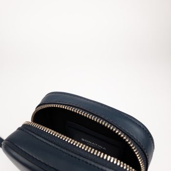 bonatina-cartera-cuero-artesanal-paula-mini-azul-detalle-122.jpg Cartera de cuero artesanal Bonatina,modelo Paula,tamaño mini,color azul,vista de detalle