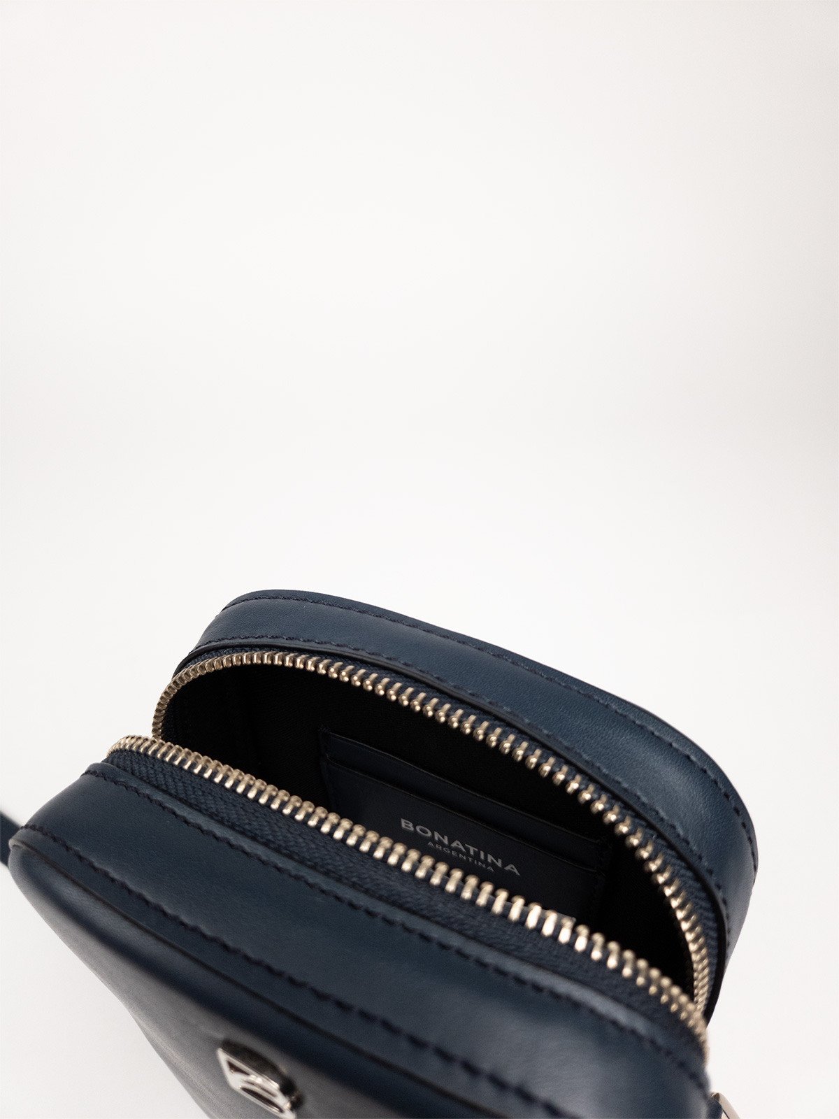 bonatina-cartera-cuero-artesanal-paula-mini-azul-detalle-122.jpg Cartera de cuero artesanal Bonatina,modelo Paula,tamaño mini,color azul,vista de detalle