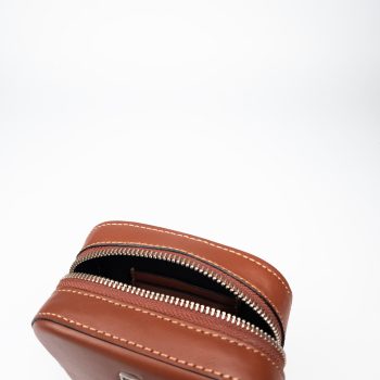 bonatina-cartera-cuero-artesanal-paula-mini-suela-detalle-121.jpg Cartera de cuero artesanal Bonatina,modelo Paula,tamaño mini,color suela,vista de detalle