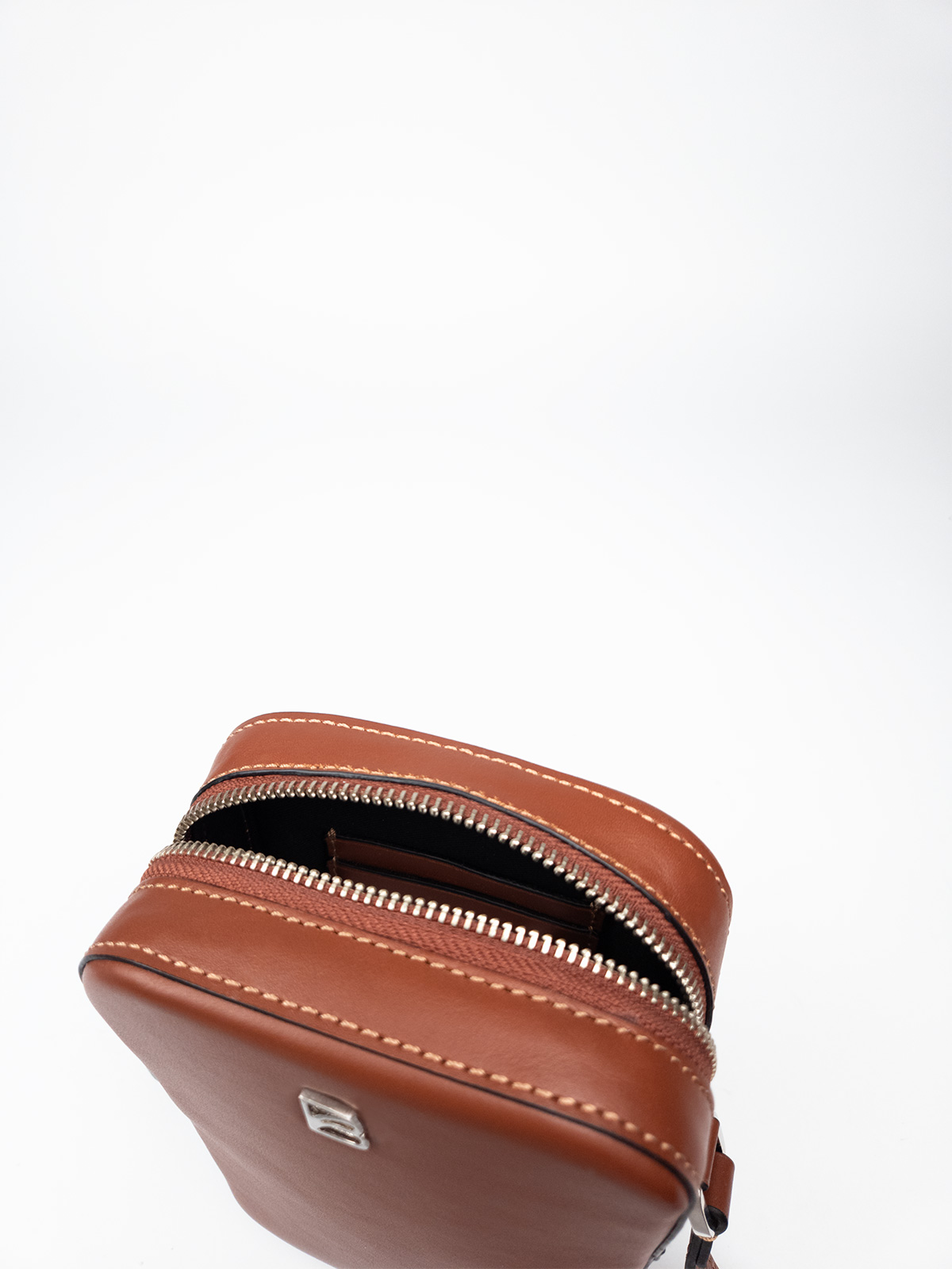 bonatina-cartera-cuero-artesanal-paula-mini-suela-detalle-121.jpg Cartera de cuero artesanal Bonatina,modelo Paula,tamaño mini,color suela,vista de detalle