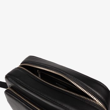 bonatina-cartera-cuero-calidad-jana-pequena-negro-detalle-87.jpg Cartera de cuero de calidad Bonatina, modelo Jana,tamaño pequeño, color negro, vista de detalle