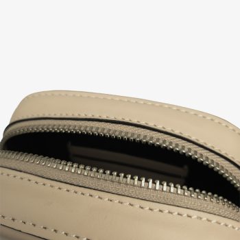 bonatina-cartera-cuero-calidad-paula-mini-nude-detalle-125.jpg Cartera de cuero de calidad Bonatina, modelo Paula, tamaño mini, color nude, vista de detalle
