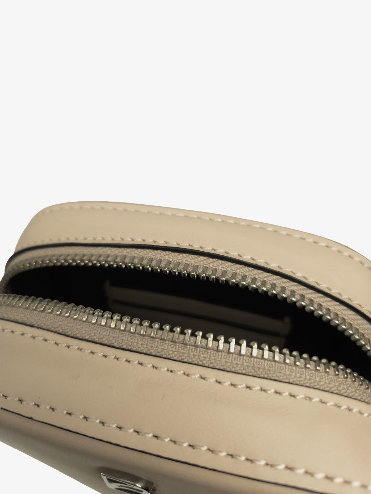 bonatina-cartera-cuero-calidad-paula-mini-nude-detalle-125.jpg Cartera de cuero de calidad Bonatina, modelo Paula, tamaño mini, color nude, vista de detalle