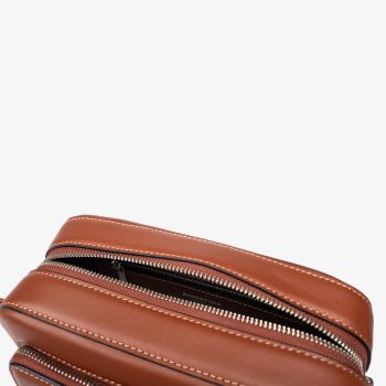 bonatina-cartera-elegante-mujer-jana-pequena-suela-detalle-88.jpg Cartera elegante para mujer de cuero argentino Bonatina, modelo Jana, tamaño pequeño, en color suela, vista de detalle