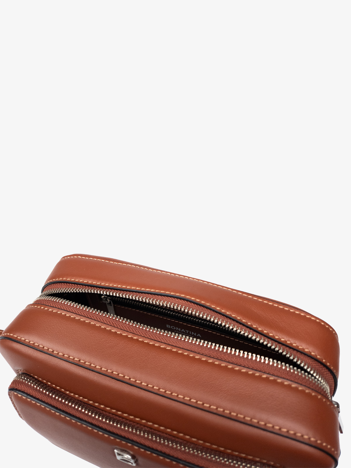bonatina-cartera-elegante-mujer-jana-pequena-suela-detalle-88.jpg Cartera elegante para mujer de cuero argentino Bonatina, modelo Jana, tamaño pequeño, en color suela, vista de detalle