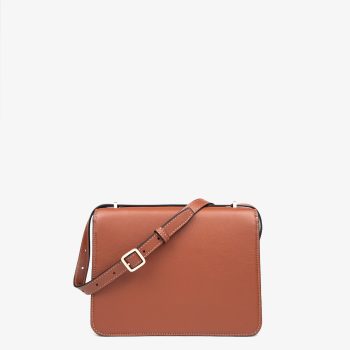 bonatina-cartera-elegante-mujer-julia-mediana-suela-espalda-16 Cartera elegante para mujer de cuero argentino Bonatina, modelo Julia , tamaño mediana, en color suela, vista de espalda