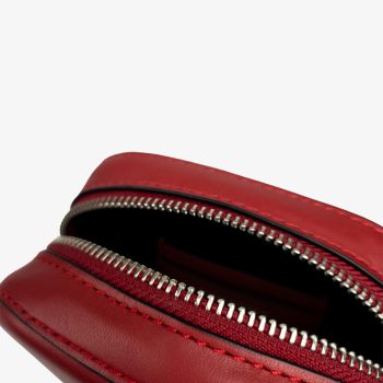 bonatina-cartera-elegante-mujer-paula-mini-rojo-detalle-126.jpg Cartera elegante para mujer de cuero argentino Bonatina , modelo Paula , tamaño mini, en color rojo, vista de detalle