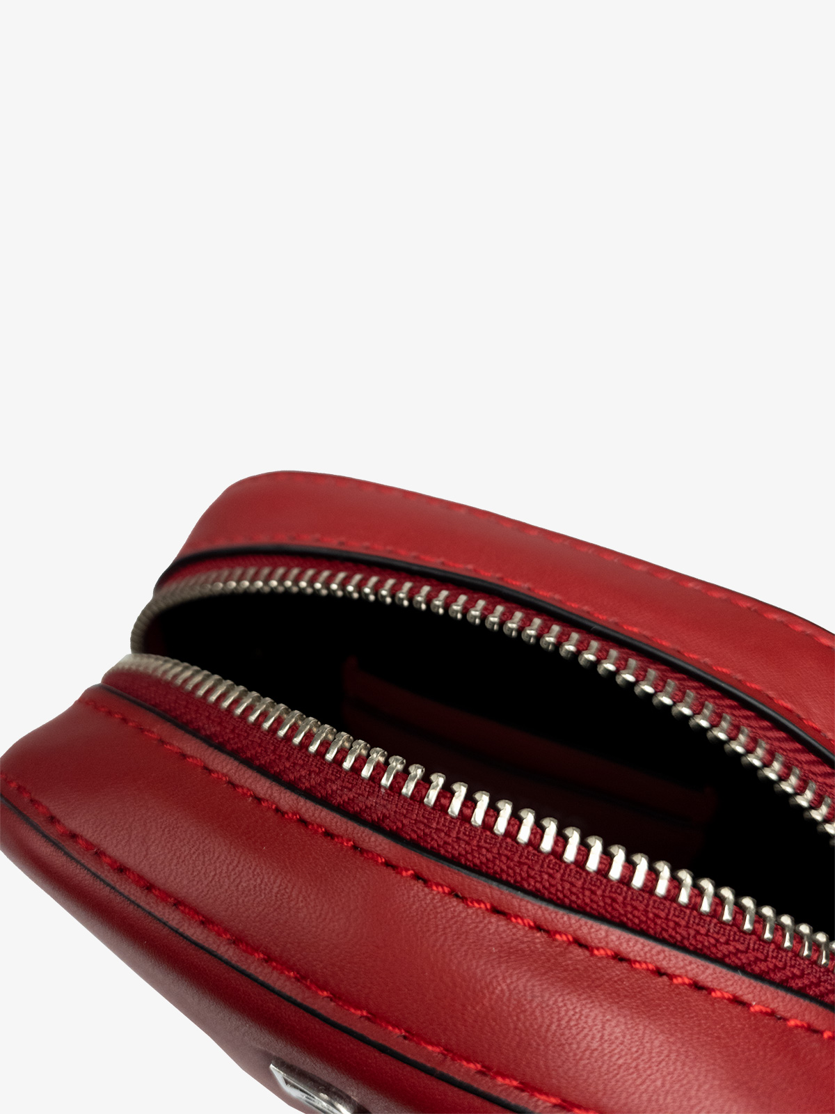 bonatina-cartera-elegante-mujer-paula-mini-rojo-detalle-126.jpg Cartera elegante para mujer de cuero argentino Bonatina , modelo Paula , tamaño mini, en color rojo, vista de detalle